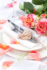 Fototapeta na wymiar Feierlich gedeckter Tisch mit Rosen