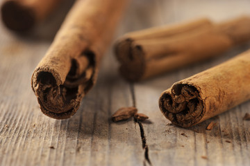 cannella su legno grezzo