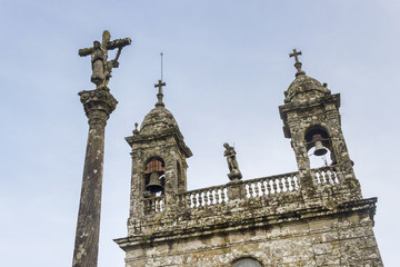 Fototapeta na wymiar Campanarios y cruz