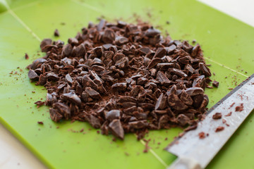 クーベルチュールチョコレートを刻む