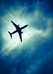 Naklejka premium Airplane in down emotional sky