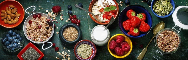 Zelfklevend Fotobehang Gezond ontbijt van muesli, bessen met yoghurt en zaden © Natalia Klenova