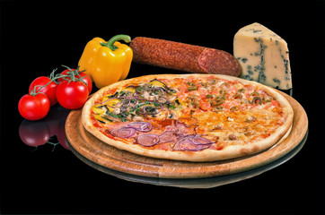 Пицца, овощи, колбаса и сыр на черном фоне