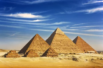 Keuken foto achterwand Egypte Egypte. Caïro - Gizeh. Algemeen beeld van piramides vanaf het plateau van Gizeh (op voorzijde 3 piramides in de volksmond bekend als Queens& 39  Pyramids  hiernaast: de Pyramid of Mykerinos, Chephren en Cheops)