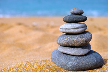 Fototapeta na wymiar Stone balance on sea beach