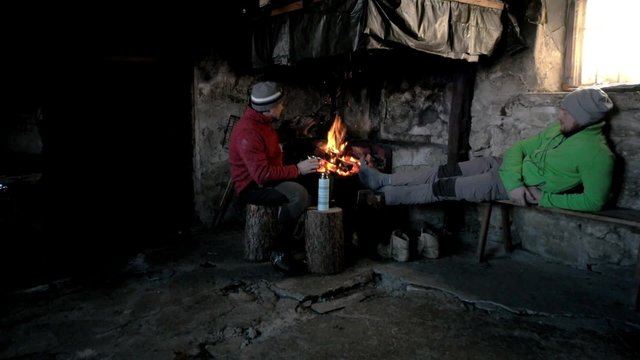 Friends climbers refuge in front of the fire