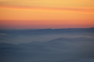 coucher de soleil en montagne dans la brume