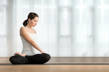 Junge Frau macht Yoga am Boden