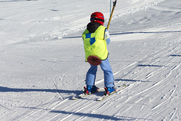 Giovane Bambino principiante che utilizza lo ski lift