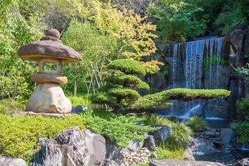 Fototapeta na wymiar 日本庭園・灯篭・滝