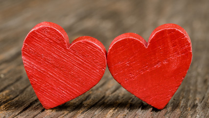 Zwei rote Herzen aus Holz - Nahaufnahme