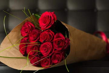 Crédence de cuisine en verre imprimé Roses Bouquet de roses rouges sur fond noir