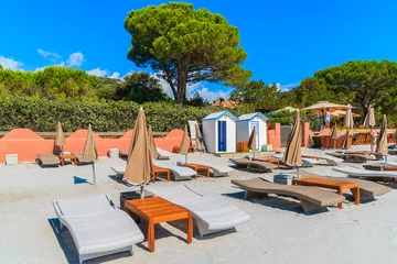 Photo sur Plexiglas Plage de Palombaggia, Corse Sunbeds on Palombaggia beach on sunny summer day, Corsica island, France