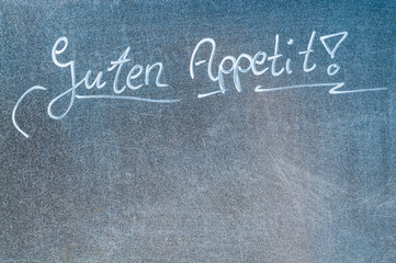 Guten Appetit! Hintergrund für aktuelle Speisekarte, Tafel für Ankündigung der Tagesgerichte, Gastronomie, Kreidetafel