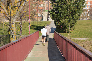 corriendo a través de un puente