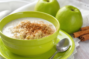 Oatmeal with green apples, nuts and cinnamon