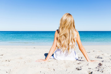 Fototapeta na wymiar Young woman relaxing on the beach