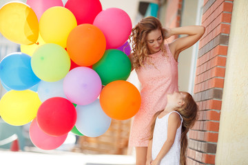 Obraz premium Mother and child with colorful balloons