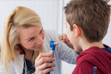 kinderärztin schaut in den mund des kindes