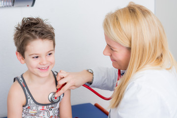 kleiner junge zur vorsorgeuntersuchung beim arzt