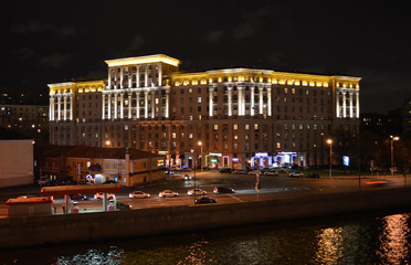 Fototapeta na wymiar Москва. Вид на Краснохолмскую набережную и дом 15 по Народной улице ночью