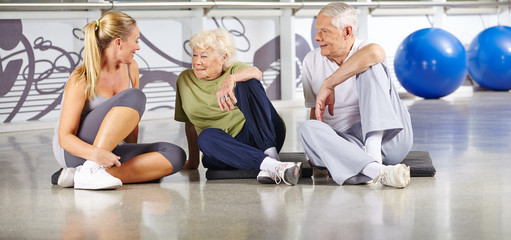 Senioren machen Pause im Fitnesscenter