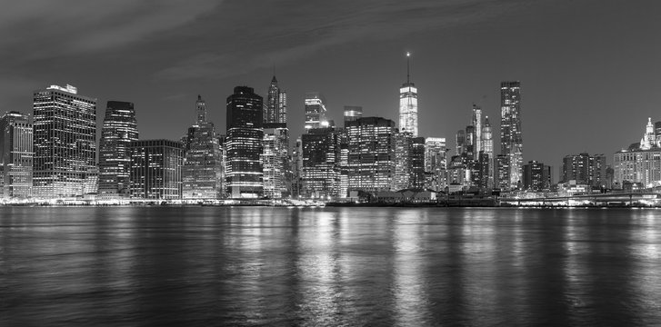 Fototapeta Czarny i biały obrazek Manhattan przy nocą, usa