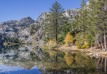 Fototapeta premium Eagle lake, California in the fall