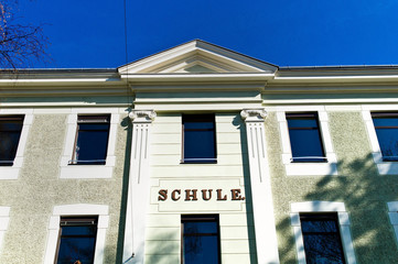 Fototapeta na wymiar Schulgebäude, Vorderansicht