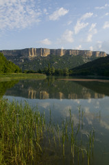 Fototapeta na wymiar lake against mountain background