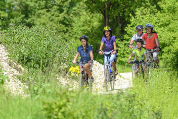 Radtour mit der Familie in grüner Natur