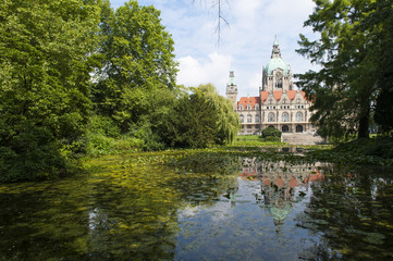 Fototapeta na wymiar Reflection in lake of City hall in Hanover at summer day