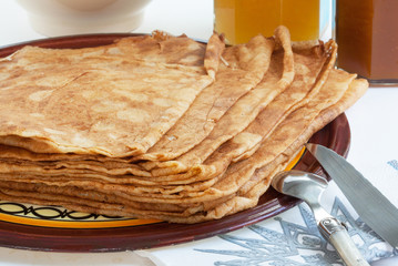Crêpes au froment sur plat au décor breton © guitou60