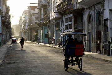 Fototapeta na wymiar Early morning in the streets of Havana Vieja