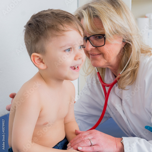 "kleiner junge bei der kinderärztin zur untersuchung" Stockfotos und lizenzfreie Bilder auf