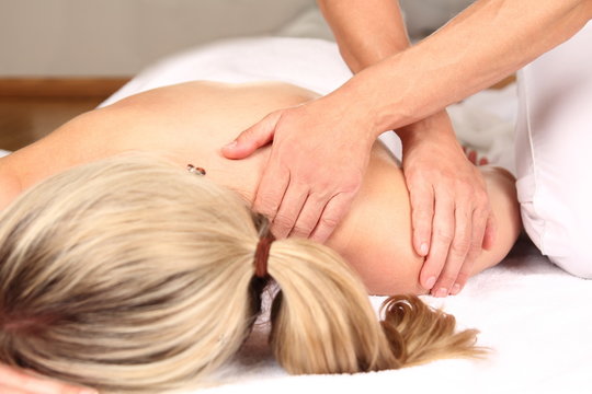 Frau genießt professionelle Massage