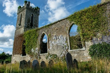 Fototapeta na wymiar Ruine einer alten Kirche mit Friedhof in Irland