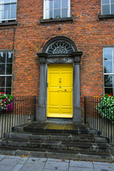 Fototapeta na wymiar Gelbe Türe von einem alten Haus in Kilkenny in Irland