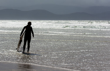 Surfer verlässt das Wasser