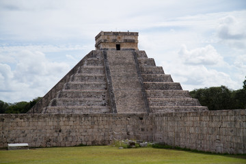 Fototapeta na wymiar chichen itza in yucatan mexico