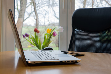 Laptop und Smartphone auf dem Tisch