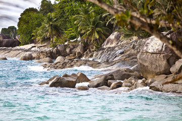 Typische Granitfelsen des Seychellen am Starnd bei Glacis, Insel Mahe, Seychellen, indischer Ozean, Afrika