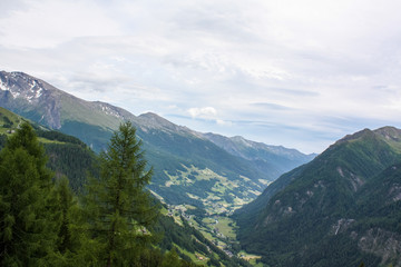 Obraz na płótnie Canvas A beautiful view of the Austrian Alps
