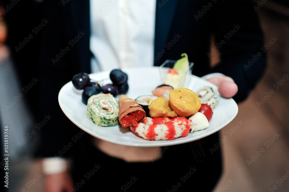 Poster teller mit essen am buffett