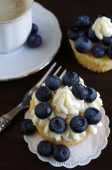 cupcake mit sahne und blaubeeren