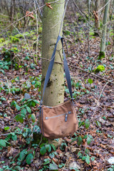 Tasche im Wald