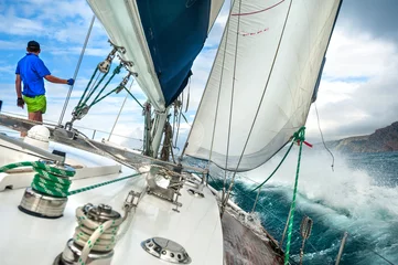 Homme sur thr yacht pendant la tempête.