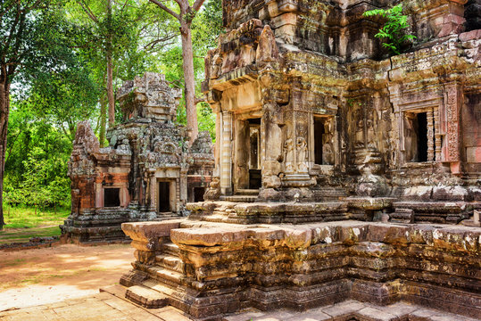Entrance to central sanctuary of Thommanon temple, Cambodia