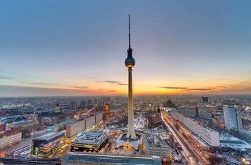 Gordijnen De beroemde televisietoren in Berlijn bij zonsondergang © elxeneize