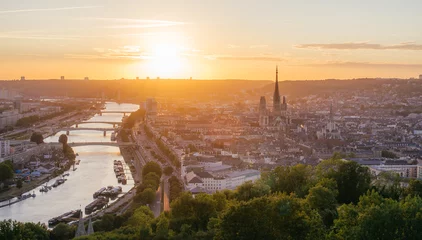Photo sur Plexiglas Europe centrale Panorama de la ville de Rouen au soleil couchant avec la Seine et la cathédrale. Pris de la côte Sainte-Catherine
